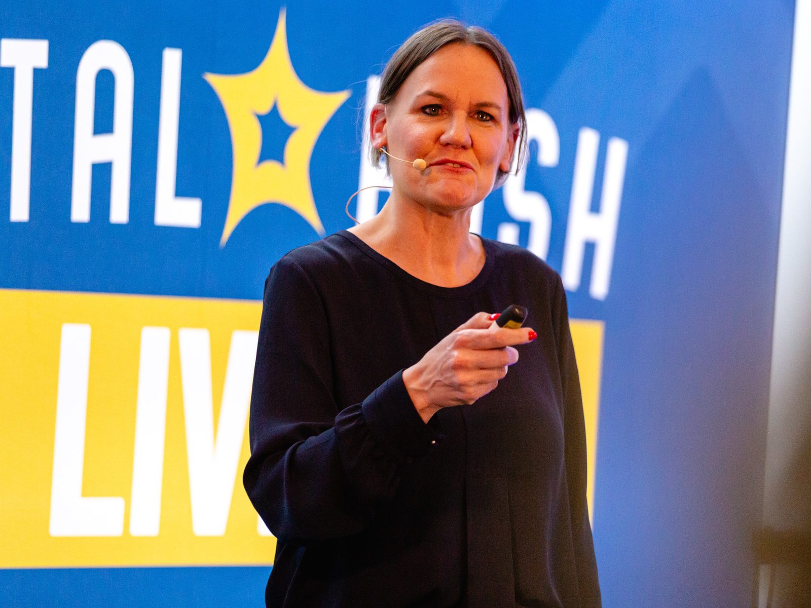 Laura Gintar auf der Bühne beim Digital Bash