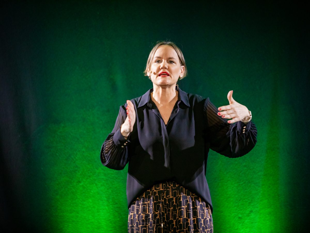 Laura Gintar gestikuliert während eines Vortrags