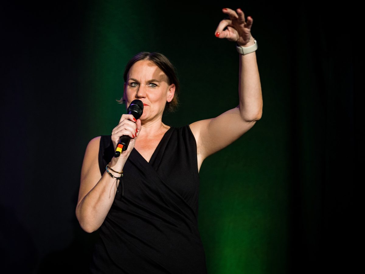 Laura Gintar mit Mikrofon auf der Bühne