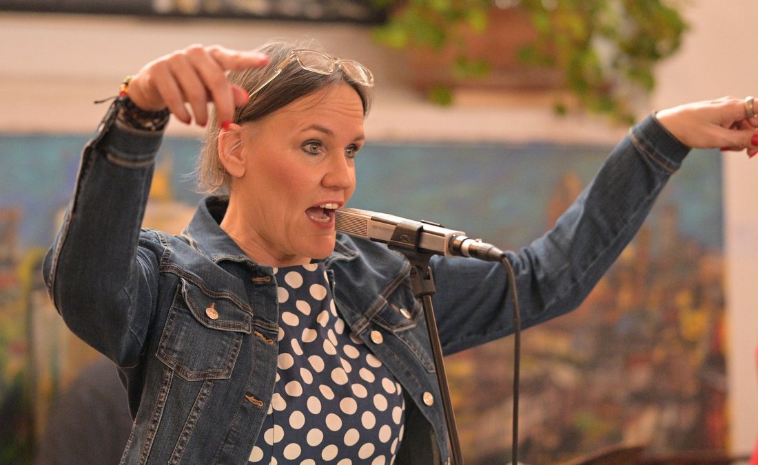 Laura Gintar singt mit der Blues-Band Shabby Pants auf der B&uuml;hne