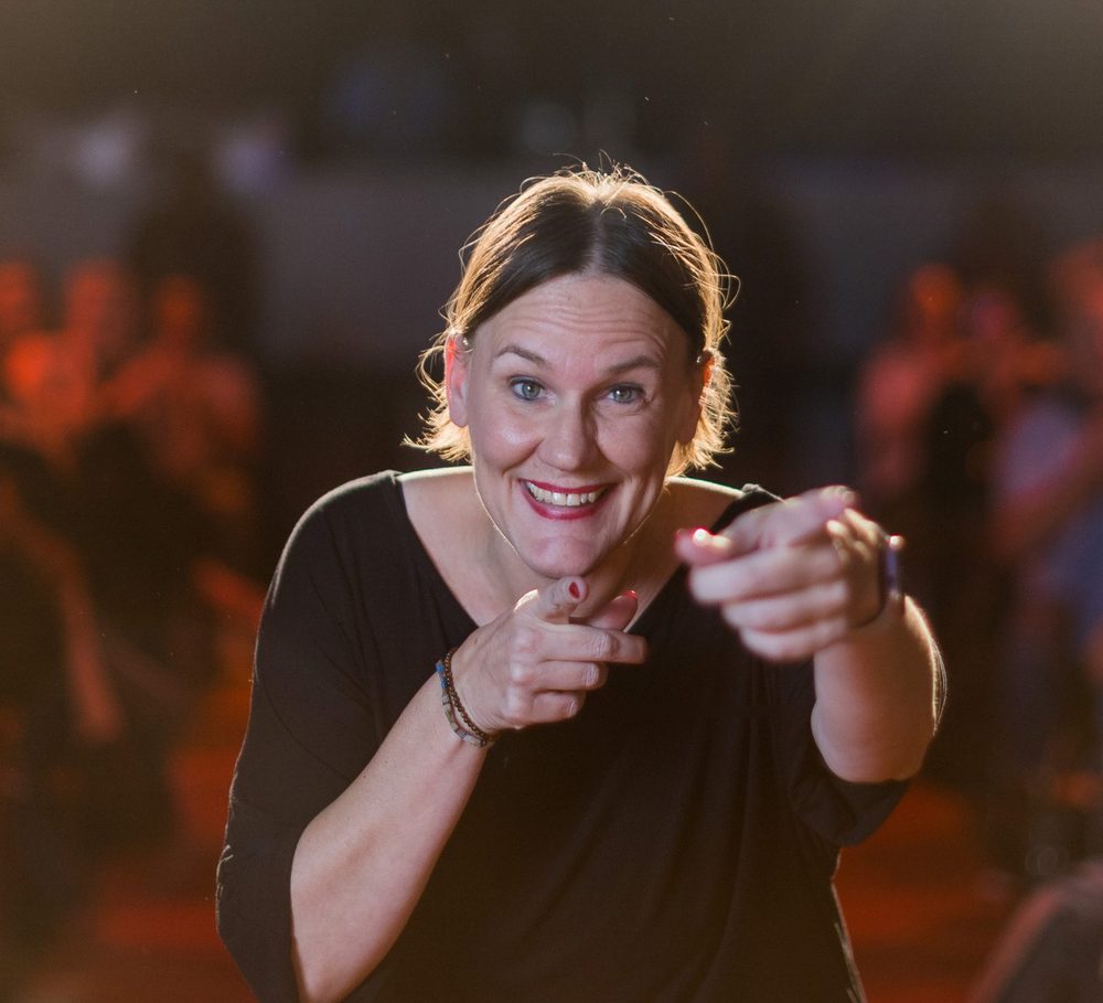 Laura Gintar zeigt auf den Betrachter