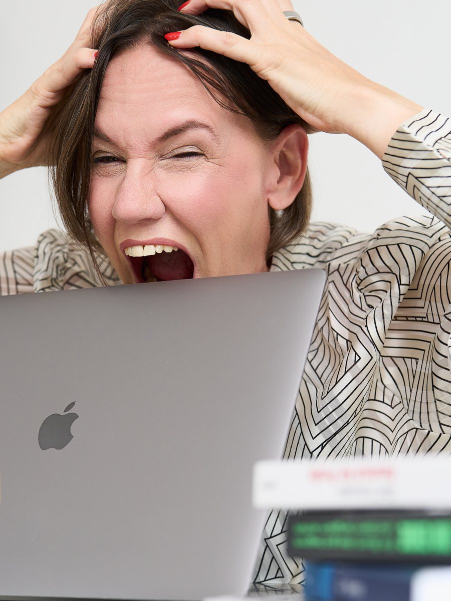 Laura Gintar rauft sich vor dem Laptop die Haare